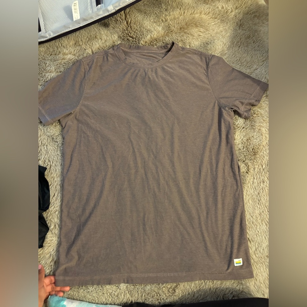 Vuori Men's Short Sleeve Crew Tee in Taupe Brown